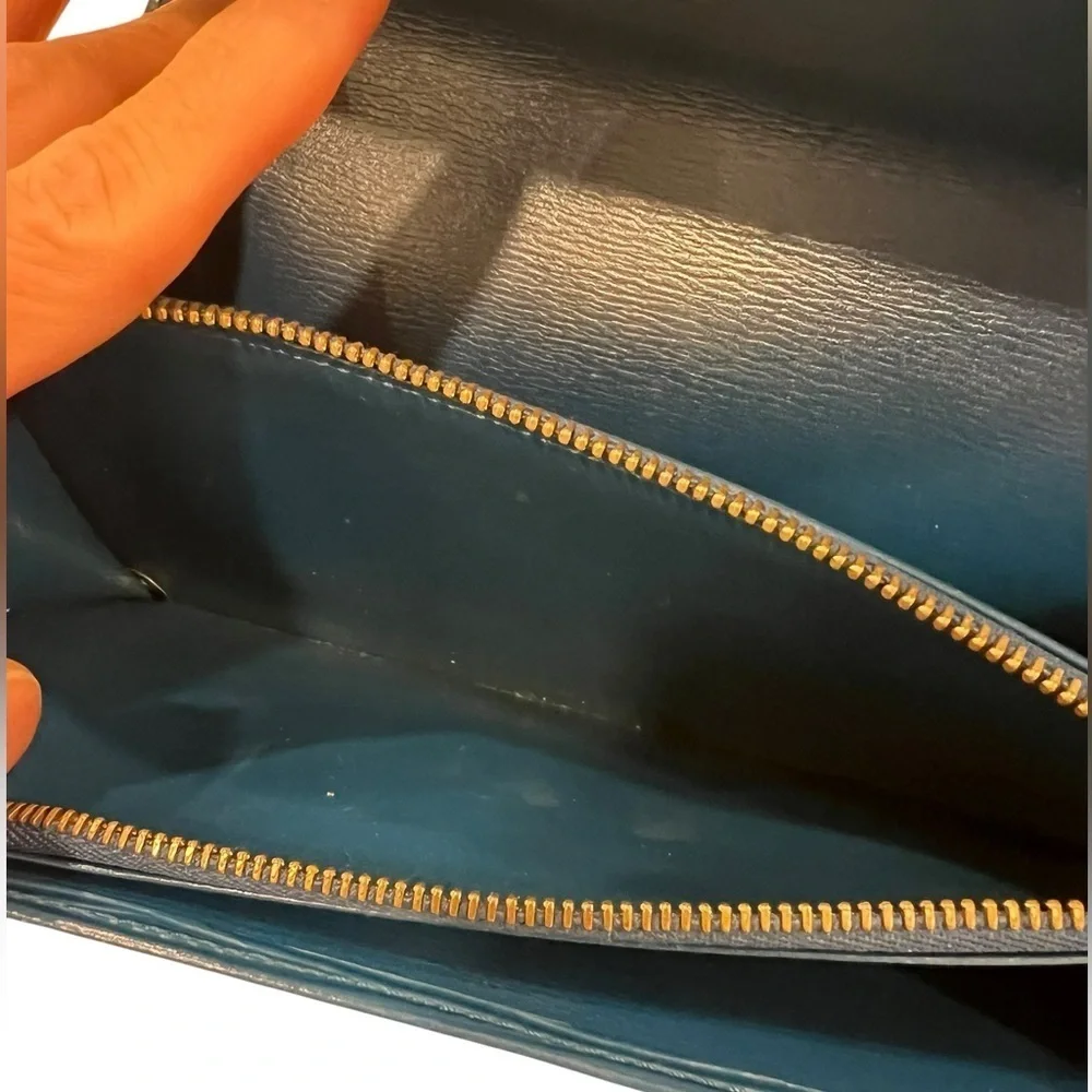 Louis Vuitton elegant louis